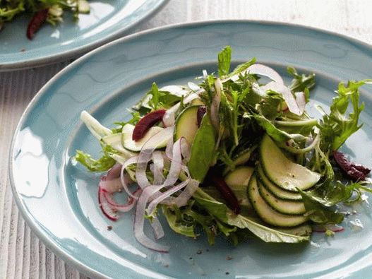 Insalata di verdure fritte con salsa di zucchine e acciughe