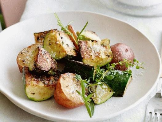 Zucchine e patate al forno con formaggio alla griglia