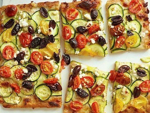 Pizza integrale con pomodorini e zucchine