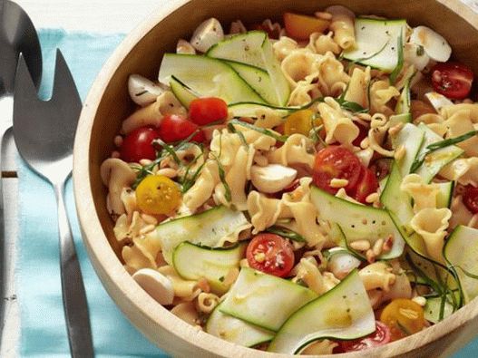 Insalata di maccheroni con zucchine e mozzarella