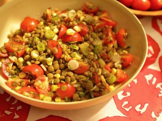 Insalata di pomodori e lenticchie con mais