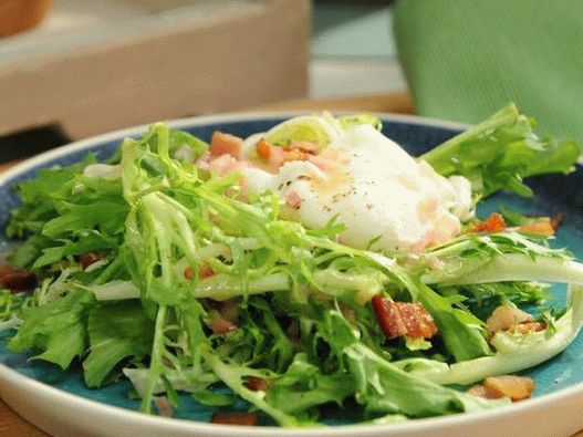 Frise Salad con uovo in camicia e pancetta