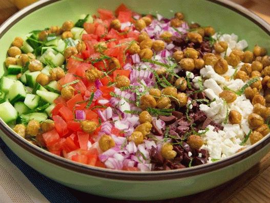 Insalata greca con crema di orzo e ceci croccanti