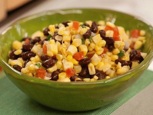 Insalata di fagioli con mais e pomodori