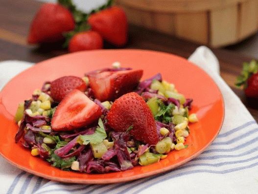 Insalata di cavolo rosso grigliato con salsa di avocado