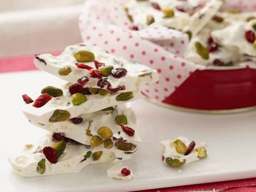 Caramelle al cioccolato bianco con mirtilli e pistacchi Caramelle al cioccolato bianco con mirtilli e pistacchi