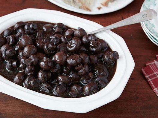 Champignons nel vino di Borgogna Champignons nel vino di Borgogna