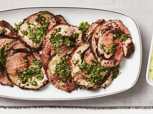 Involtino di carne di agnello ripieno di olive con salsa verde Involtino di carne di agnello ripieno di olive con salsa verde