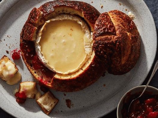 Ciotola di pane ripiena di brie e salsa di mirtilli rossi