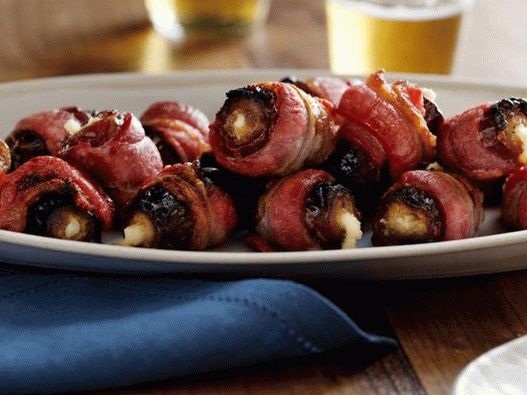 Datteri ripieni di ricotta avvolti in pancetta