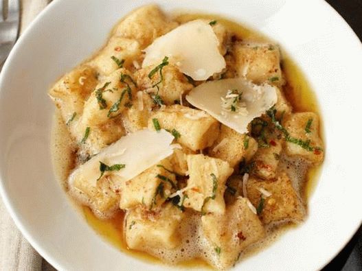 Gnocchi di patate con olio bruno e salvia