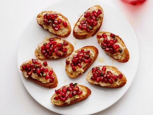 Crostini con fagioli bianchi e melograno