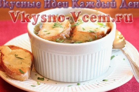 zuppa di cipolle con crostini e formaggio