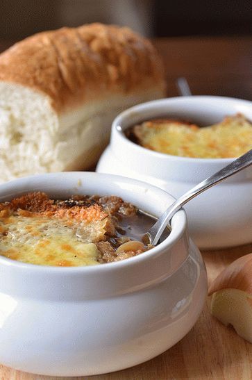 Zuppa di cipolle con crostini al formaggio in vaso in irlandese