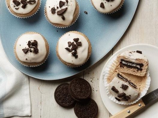 Foto di gelato e muffin al cioccolato