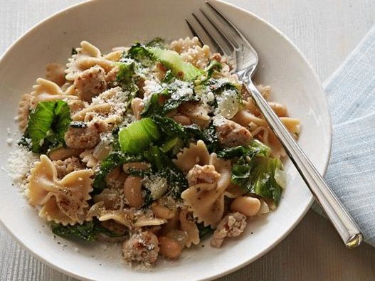 Foto fiocchi di pasta con carne macinata e fagioli