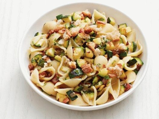 Foto di gusci di pasta con zucchine e pancetta