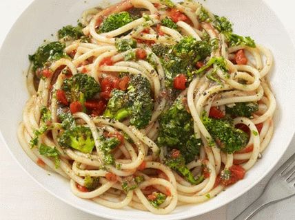 Foto di Pasta con broccoli al forno e salsa di pomodoro e mandorle