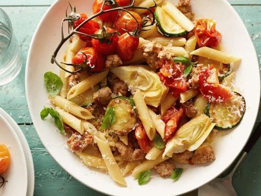 Foto di pasta con carciofi fritti, zucchine e carne macinata