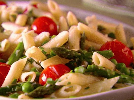 Foto di pasta con asparagi, piselli e pomodorini