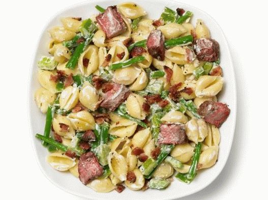 Insalata di carne con pasta, peperone e fagiolini Insalata di carne con pasta, peperone e fagiolini