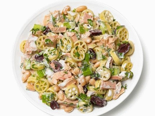 Insalata con pasta, tonno, sedano, fagioli bianchi e olive Insalata con pasta, tonno, sedano, fagioli bianchi e olive