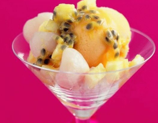 Sorbetto fotografico al mango con litchi e fette di ananas