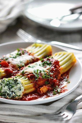 Foto di Manicotti in salsa di pomodoro ripieni di ricotta, spinaci e pancetta