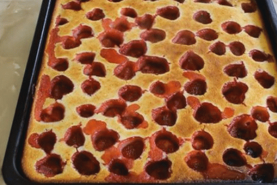 Torta di semola con fragole