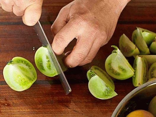 Taglia i pomodori verdi per l'inscatolamento Taglia i pomodori verdi per l'inscatolamento