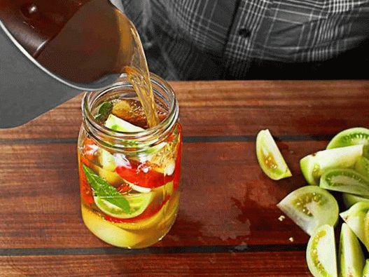 Versare le verdure con sottaceto freddo Versare le verdure con sottaceto freddo