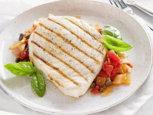 Pesce spada alla griglia con salsa di pomodoro e capperi