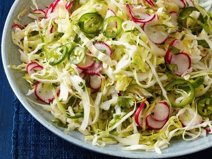 Foto insalata di cavolo messicana con ravanello