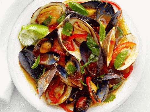 Foto di cozze e vongole in salsa di curry tailandese