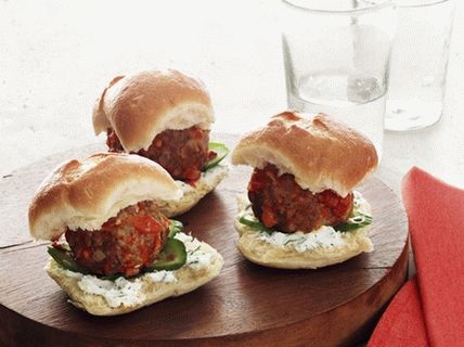 Foto Mini cheeseburger con polpette e formaggio di capra