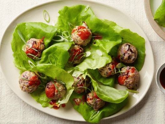 Foto di cavolo e polpette tritate con salsa asiatica