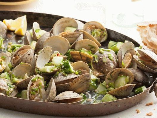 Vongole alla griglia con cipolle verdi e cetriolo