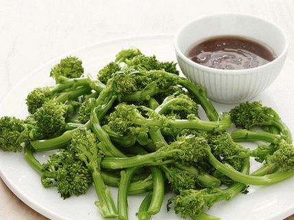 Foto Broccoli di cavolo giovane con salsa di ostriche