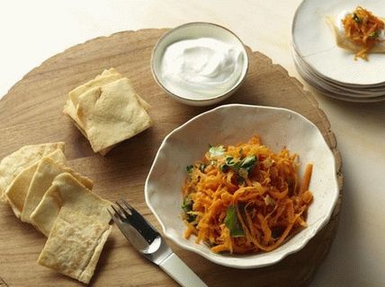 Foto insalata di carote orientali con patatine fritte