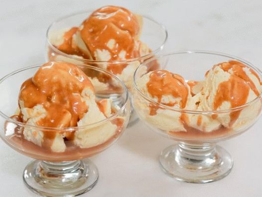Gelato al frutto della passione con salsa al caramello al rum e vaniglia