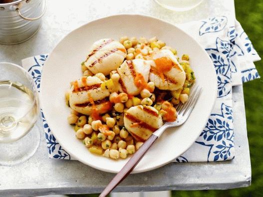 Foto di capesante grigliate con insalata di cumino e ceci con salsa vinaigrette con peperone e tahini Foto di capesante grigliate con insalata di cumino e ceci con salsa vinaigrette con peperone e tahini