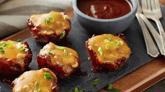 Foto Muffin di carne con formaggio e salsa barbecue