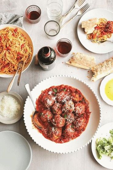 Foto di polpette fritte impanate con salsa di pomodoro portoghese