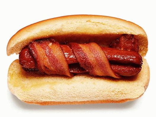 1. Hot dog con salsiccia avvolta nel bacon