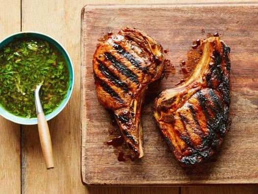 Foto Cotolette di maiale alla griglia naturali con aglio gremolata al forno