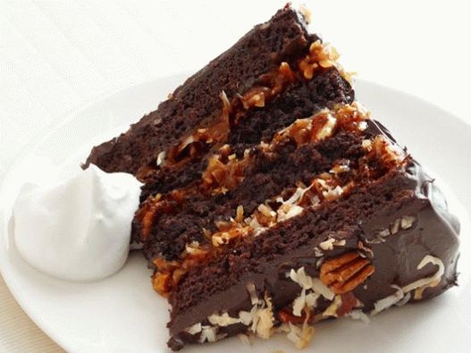 Foto torta al cioccolato tedesca con cocco e glassa