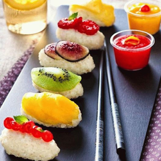 Foto Insolito sushi di frutta