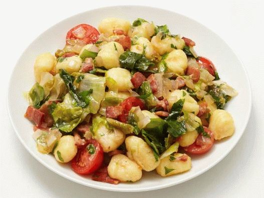 Foto di gnocchi fritti con pancetta e insalata di escariol