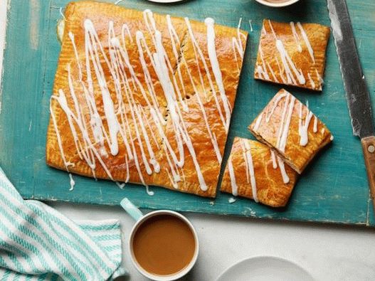 Foto Un enorme bignè con ripieno alla cannella