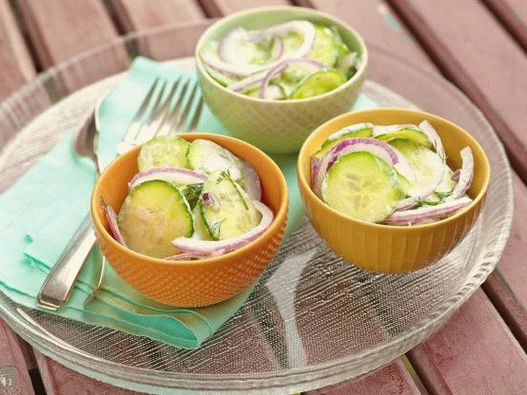 Foto Insalata di cetrioli con panna acida e un labo